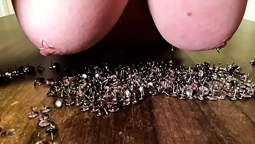 Göğüslerini parmaklıklara sokuyor