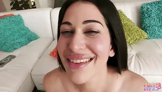Orta yaşlı seksi kadın Tricia Oaks ve Lila Lust için Mike Adriano ile anal sikişiyor