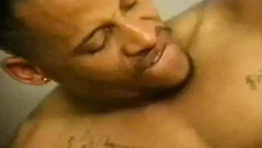 Büyük zenci yarağı tarafından mahvedilirken büyük göğüslerinin zıplıyor