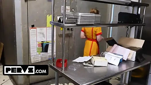 Az ártatlan Abby McCoy rájön, milyen vad lehet az első munkája