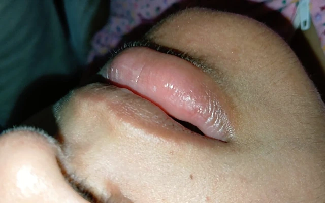 Üvey Üvey Kız Kardeşimi Yatakta Külotsuz Yakaladım