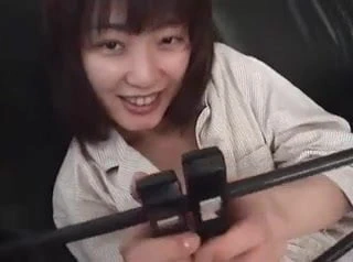 Küçük baştankara ve deldi kedi askı ile oynuyor