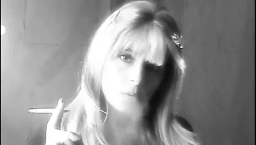 güzel sarışın baştan çıkarıcı sigara içiyor