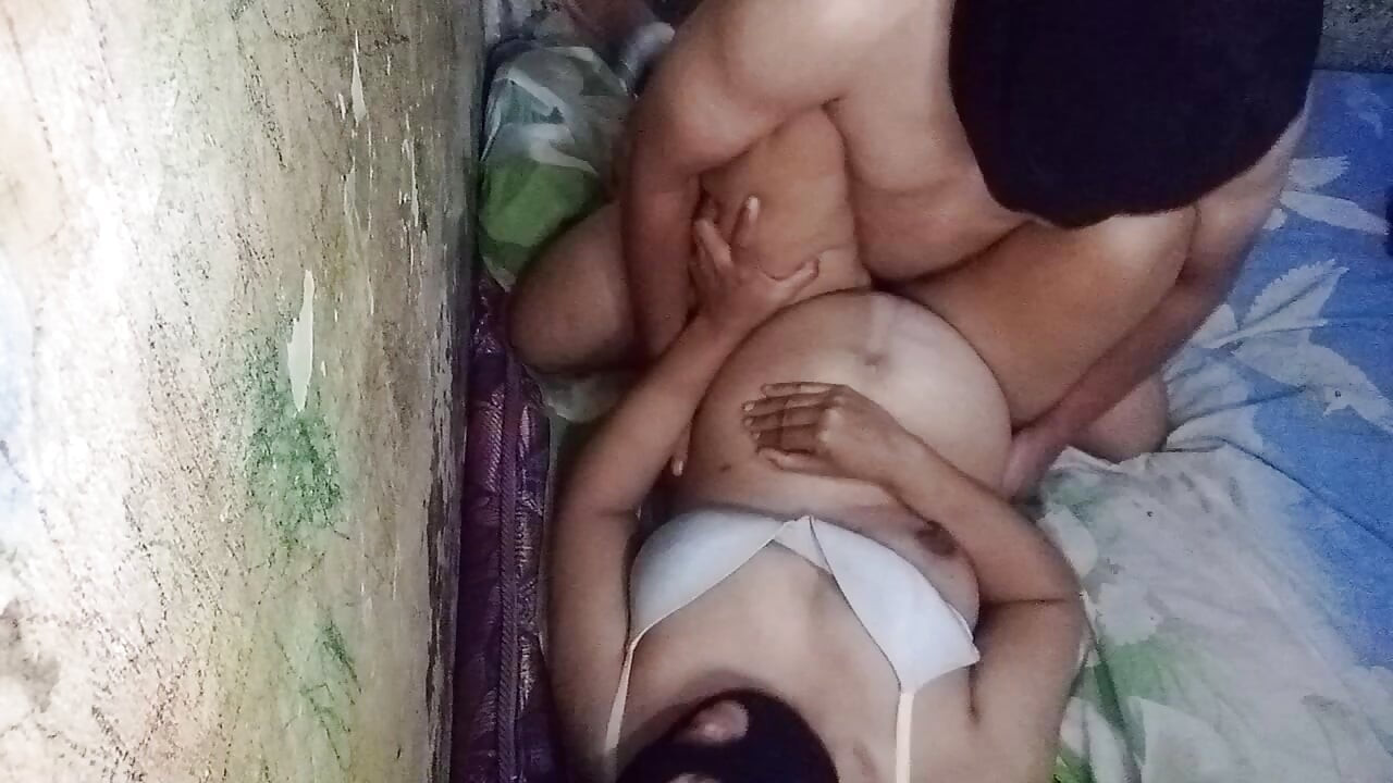 Komşumun karısı hamile ve seks yapıyor
