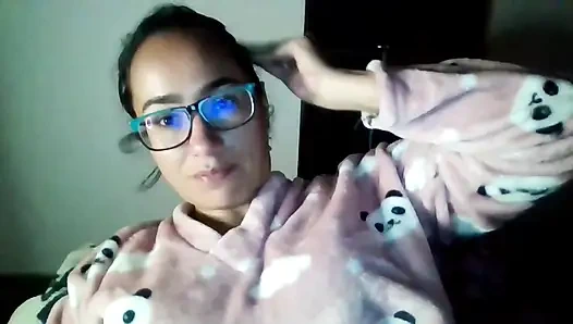 Azgın kız arkadaşı tarafından yastıkla iki kez mastürbasyon yapıyor