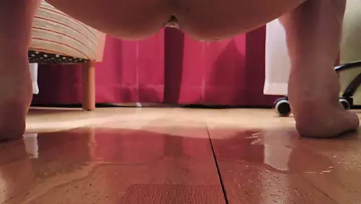 oturma odasında çiş birikintisi yapıyorum