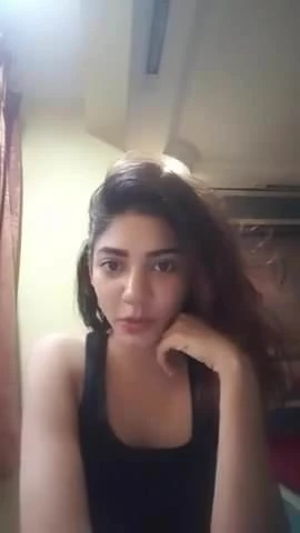 Sevimli kız selfie çekiyor ve sonunda dans ediyor.