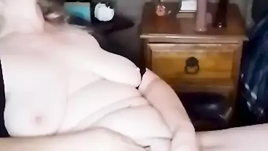 Ateşli olgun orta yaşlı seksi kadın birini ovuyor ve sert boşalıyor!