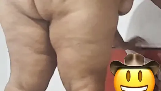 Büyük beden bir kadın, onu arkadan çok sert siken siyah bir adam tarafından sert sikiliyor.