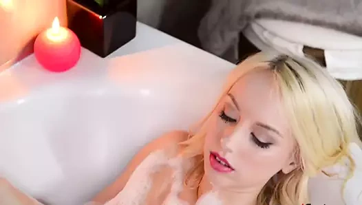 Istripper kız kira diken 2 kameraya poz veriyor.