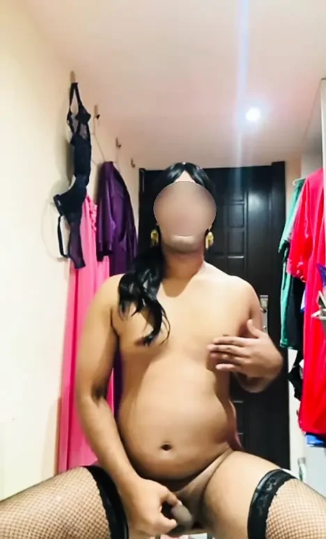 Travesti dildo oyuncağıyla oynuyor