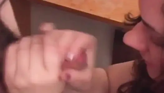 Düzgün vücutlu genç kızın ofiste elle muamelesi