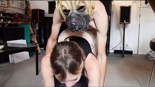 Un chien monte sur sa maitresse pour la baiser