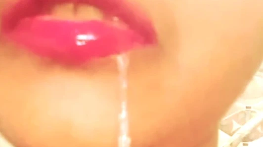 Köylü ev hanımı ağzına bir yarak alıyor