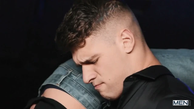 Erkekler - muhafızı sevimli twink'ten sakso çekiyor