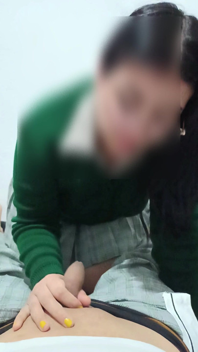 PERVERDITE KıZ ÖĞRENCI SıNıF ARKADAŞıNıN BEKARETINI ALıYOR