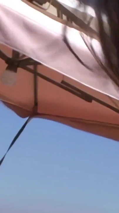 Arka bahçesinde esmer, yaşlı adamı davet ediyor. | Klip 3