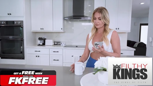 Üvey annemi ve büyük memeli en iyi arkadaşını sikmek zorundayım