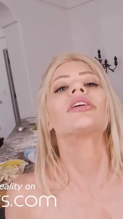 Ключевой момент из "VR VR Bangers крошка-пекарь обожает грязный трах"