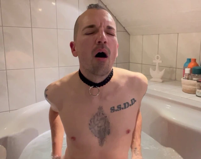 Aptal ibne sürtük küvette dildolarla sikişiyor.