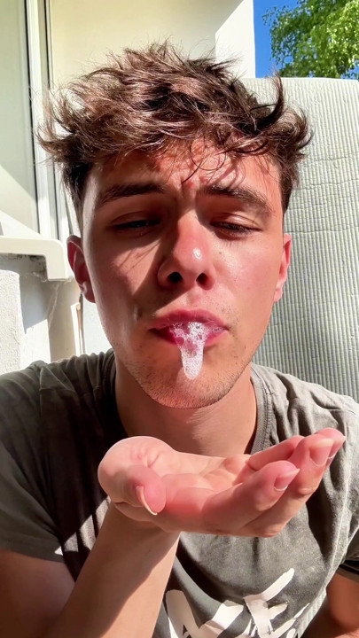 18 yaşındaki Twink her yerine işiyor