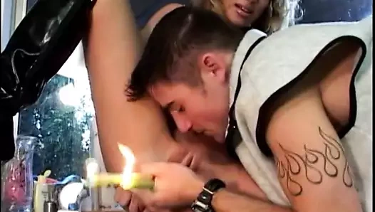 Düzgün vücutlu vücut vuruşları ve kalın bir yarakla tıkanmış azgın sarışın sürtük