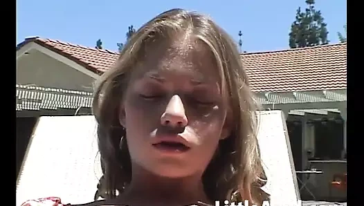 Küçük April dışarıda tırnaklarını sikiyor