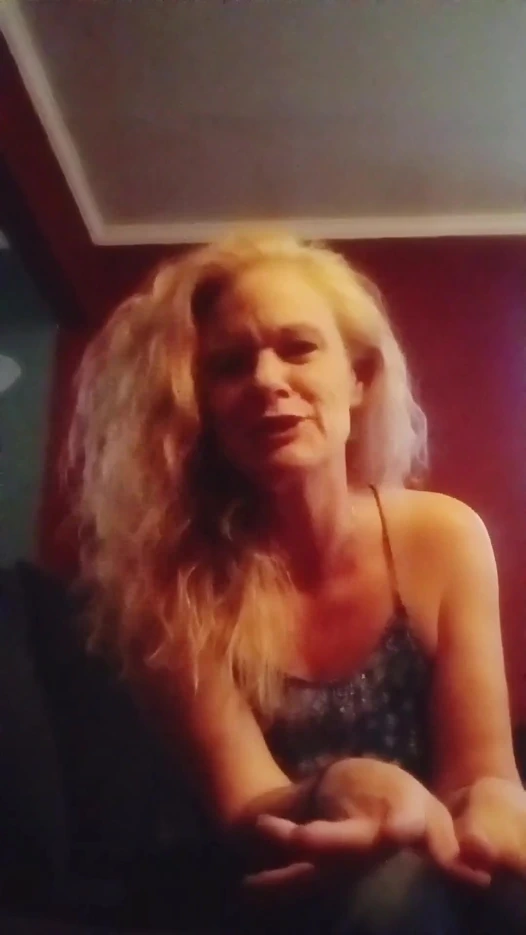 Ev sahibi kiracıya yarak derecelendirmesi yapıyor