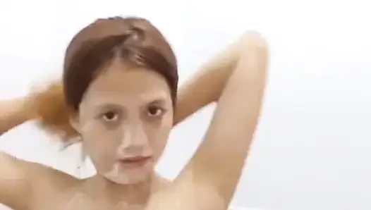Minyon vücutlu seksi pinay duş alıyor