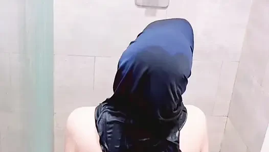 Endonezyalı kız geleneksel kıyafetlerle duş alıyor