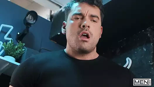 İtaatkar Presley Scott boksör Malik Delgaty'nin istekli yarağına dokunduğunda tahrik oluyor - erkekler