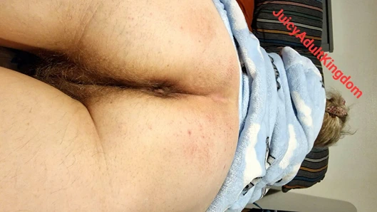 Kocam amcığımla oynuyor ama bir süre sonra kendimi durduramıyorum ve kendime dokunamıyorum