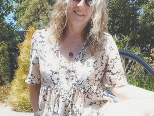 Azgın west aussie yol kenarında genişleyen amcığını sergiliyor