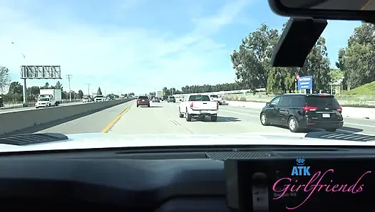 Mira ile plaj günü eğlencesi: ıslanıyor ve çaresiz bir sürtük gibi arabada yarağına sert biniyor!