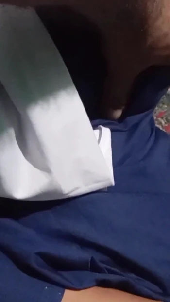 Падающий момент из "Учительницы колледжа и студента секс-видео в Бангладеш. Секс-видео студентки и учителя - 2025"