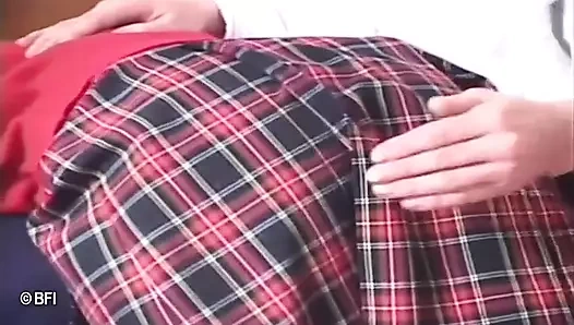 Yaramaz müdür iki sarışın genç kıza şaplak atıyor