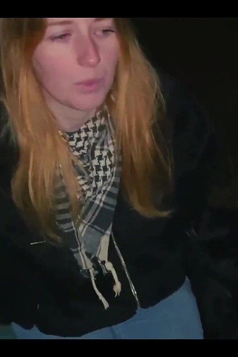 Sokakta tanıştı ve büyük götlü bir sarışını evde sikiyor