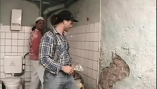 Geile Fickschlampe Wird Von Zwei Kerlen Drangenommen (bu)