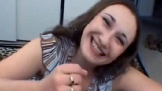 Ateşli kaltak harika oral becerilere sahip ve küçük yarağını bir profesyonel gibi emiyor