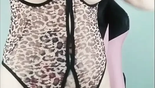 Leopar baskılı kıyafetli Taylandlı bir fahişenin vajinasına dildo sokmuştu. RealThaisolo