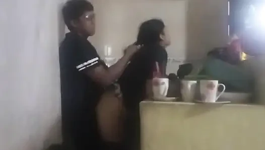 Hizmetçi mutfakta sikiliyor (karım neredeyse bizi buluyor)