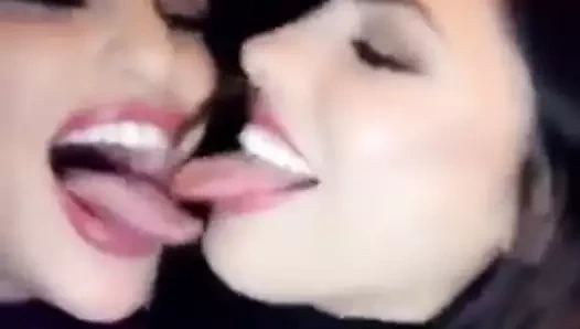 Dil eylemi, 2 kız birlikte çok tutkulu bir öpücüğü paylaşır