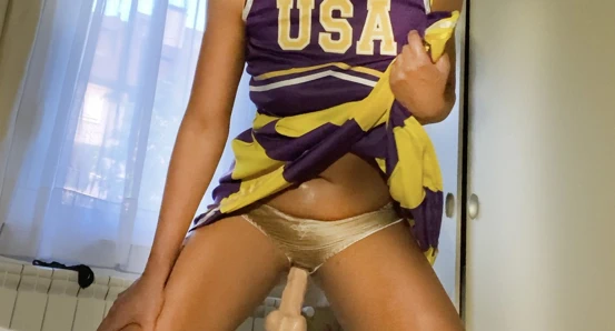 Mükemmel külot fetişi için ponpon kızın eteğini saten külotunun içinden kaydırıyor