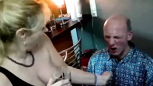 Sarışın olgun kocasını istediği gibi kullanıyor