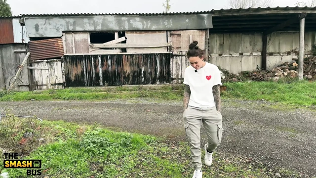 Valentina Boux ezilmiş otobüste ilk kez biniyor