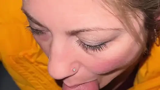Orta yaşlı seksi kadın sigara içiyor ve dışarıda sikiliyor