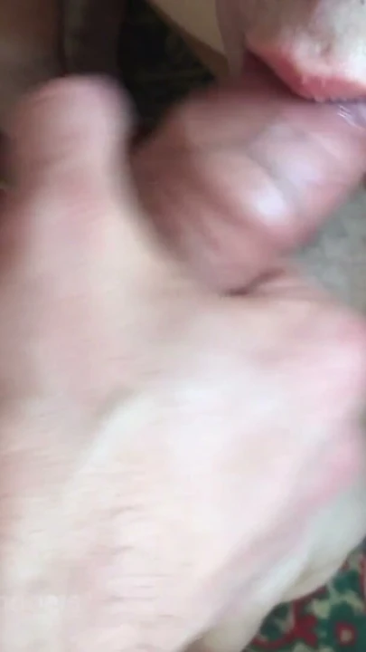 Boşalmış bir öğrenci , büyük bir babanın sikini emdi ve yüzünde ve vücudunda cumshot'lar var ! | Klip 3