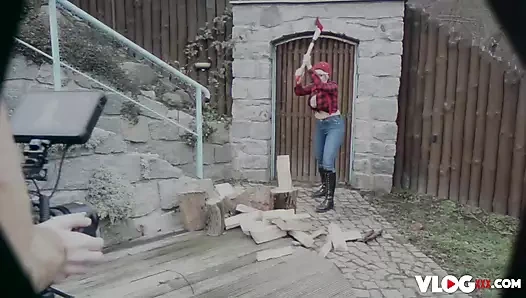 Büyük memeli melek wicky tombul vücudunu sergiledikten sonra sikiliyor