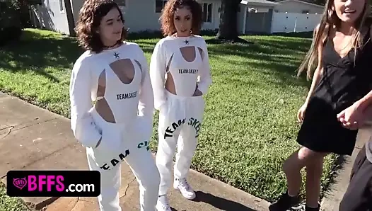 Bffs - ateşli seksi gençler için ilk kez amlarını yaladı ve kamera önünde becerdin