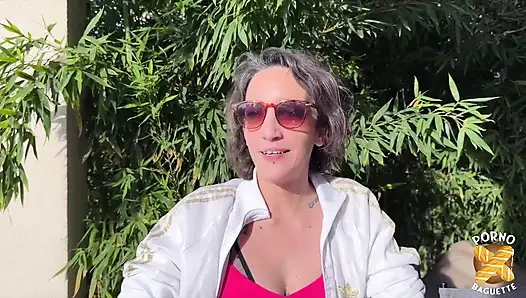 Güzel esmer Lena iki yarakla sikiliyor